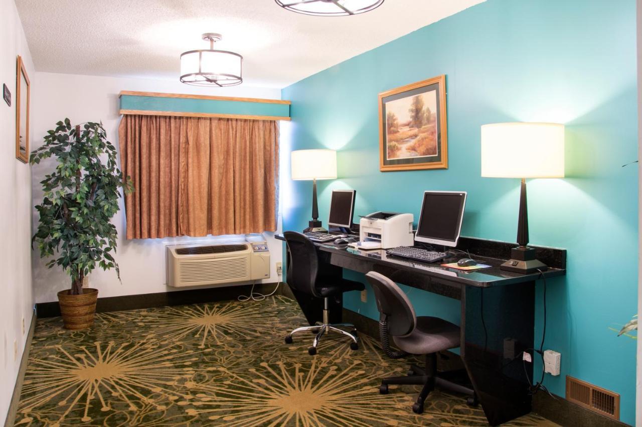 Baymont By Wyndham Robinson Hotel Exterior foto